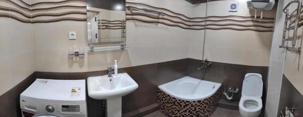 1-Bedroom Apartment In The Very City Center Tashkent Ngoại thất bức ảnh