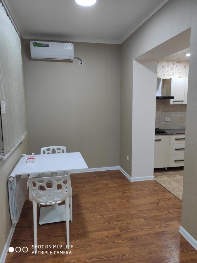 1-Bedroom Apartment In The Very City Center Tashkent Ngoại thất bức ảnh