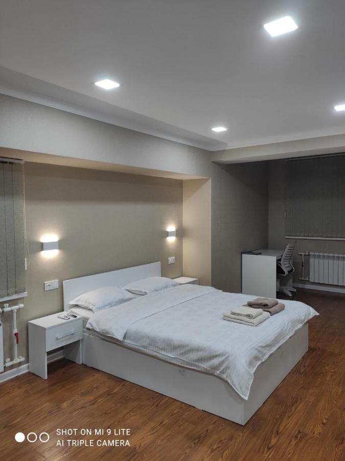 1-Bedroom Apartment In The Very City Center Tashkent Ngoại thất bức ảnh